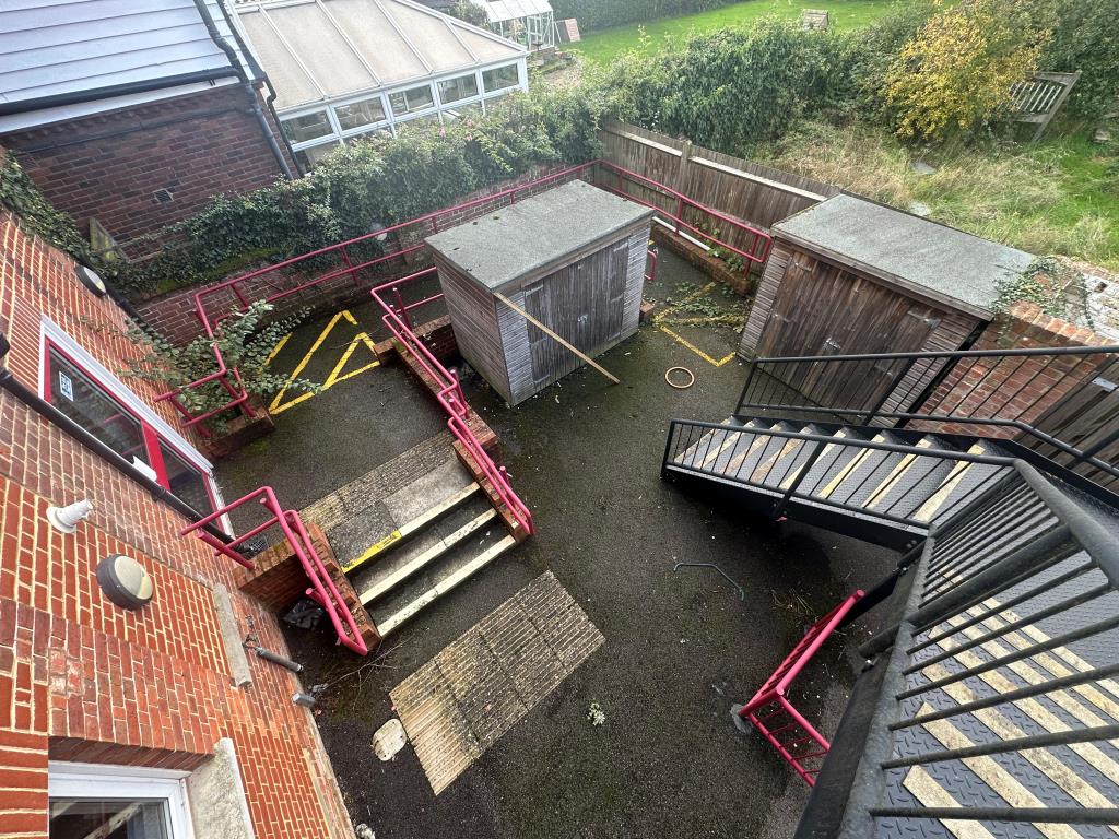 Lot: 68 - DETACHED FREEHOLD PROPERTY WITH POTENTIAL - Outside space to rear of property